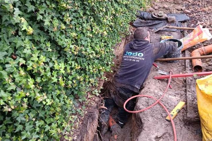 Herstelling van een afvoer in de tuin